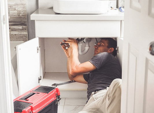 克服公共住宅的管道挑戰：全面概述